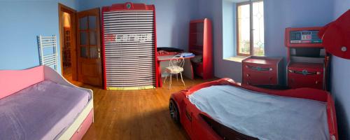 een kamer met 2 bedden en een bureau en een kamer met een deskictericter bij Villa Celaj “The Castle” in Krujë