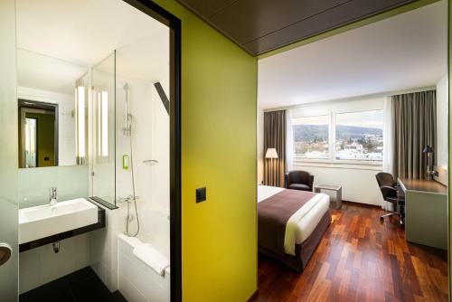 Uma cama ou camas num quarto em Holiday Inn Zürich Messe by IHG