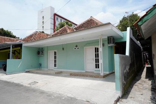 萬隆的住宿－OYO Life 91589 Bunda Homestay Syariah，街上有一扇白色门的蓝色房子