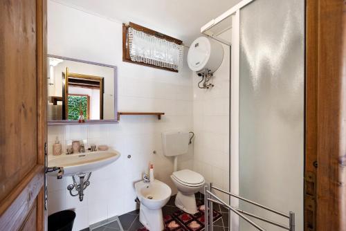 y baño con aseo y lavamanos. en Ca' Kira, en Molini di Triora