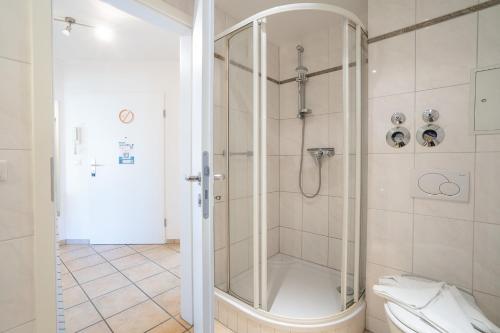 een badkamer met een douche en een toilet bij Strand Domizil Wohnung 2 in Haffkrug