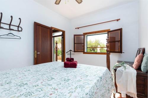 Un dormitorio con una cama grande y una ventana en YourHouse Es Puig, quiet villa with private pool, en Búger