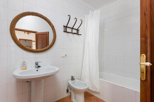 y baño con lavabo, espejo y bañera. en YourHouse Es Puig, quiet villa with private pool, en Búger