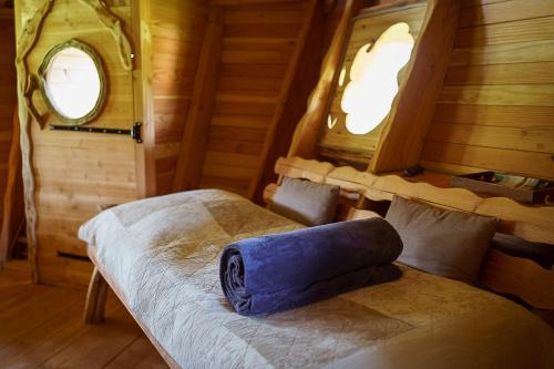 um quarto com 2 camas e 2 janelas em Cabane Perchée dans les Arbres em Saint-Hilaire-en-Morvan