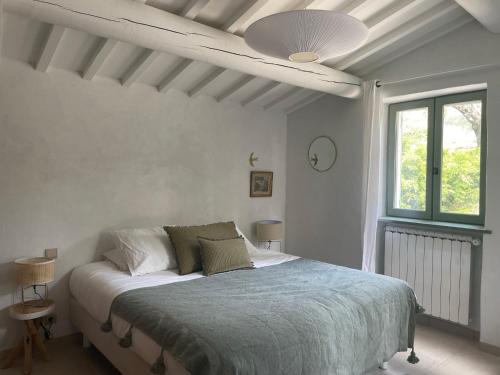 Schlafzimmer mit einem Bett und einem Deckenventilator in der Unterkunft Casa Ostara in Condorcet