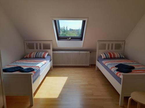 ラールにあるFewo Lahr Hugsweierの窓付きの小さな部屋のベッド2台