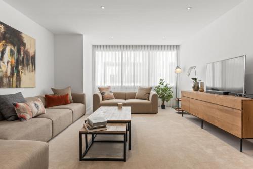 Televízia a/alebo spoločenská miestnosť v ubytovaní Large apartment in Playas del Duque