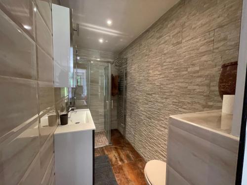 un bagno con un lavandino bianco e una doccia di Studio tout confort au calme avec jardin proche Cannes a Le Cannet