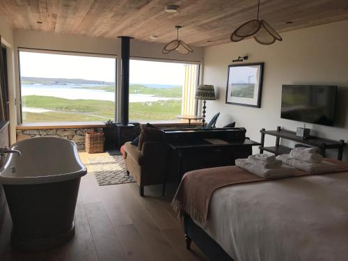 um quarto com uma cama, uma banheira e um lavatório em Uig Sands Rooms em Uig