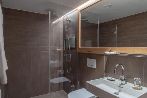 Un baño de CASPAR Swiss Quality Hotel