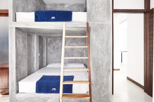 Una cama o camas en una habitación de drivethru Hostel Polhena