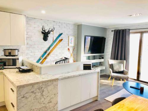 TV a/nebo společenská místnost v ubytování Hotham 3 Bedroom Apt - 24 Lawlers