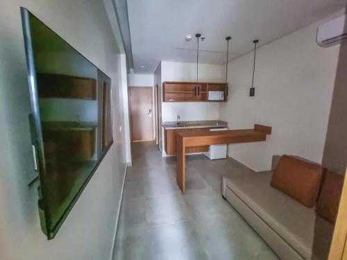 uma cozinha com uma secretária e um sofá num quarto em Salinas Premium Resort em Salinópolis