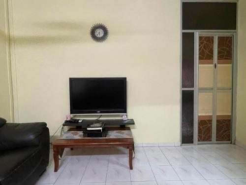 TV a/nebo společenská místnost v ubytování HomestayMuslim Di Teluk Intan