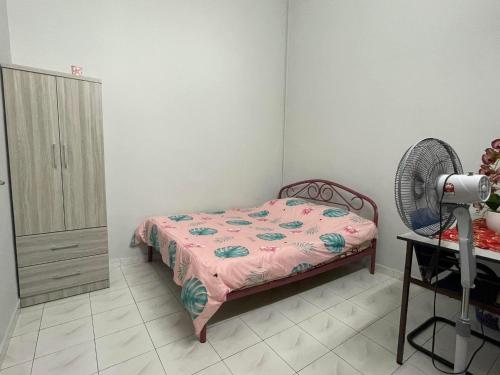 Postel nebo postele na pokoji v ubytování HomestayMuslim Di Teluk Intan