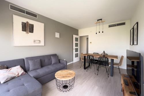 un soggiorno con divano e tavolo di ChicStays Apartment Vila Olímpica a Barcellona