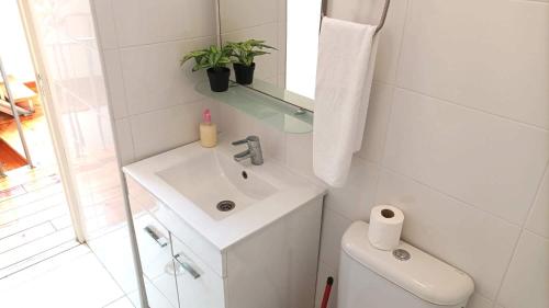 Baño blanco con lavabo y aseo en With Terrasse - 3 Bedroom, 3 Bathroom Triplex, en Lisboa