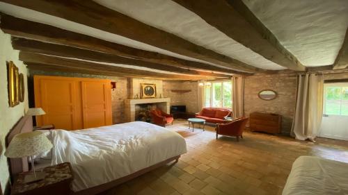 ein Schlafzimmer mit einem Bett und ein Wohnzimmer in der Unterkunft Domaine de la Boissière in Marigny-Marmande