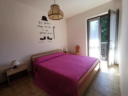 レードロにあるCasa Elisabettaのベッドルーム(紫の毛布付きのベッド1台付)