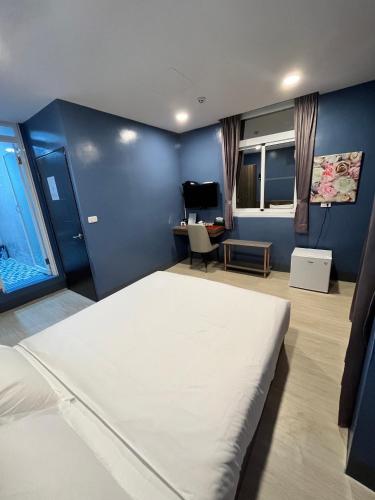 a bedroom with a large white bed in a room at ChaoChaoINN in Chaozhou