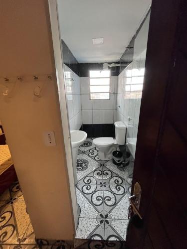 a bathroom with a toilet and a sink at Hotel Fragata in São Miguel Paulista