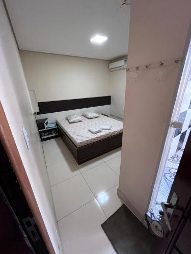 São Miguel Paulista的住宿－Hotel Fragata，一间小卧室,卧室内配有一张床铺