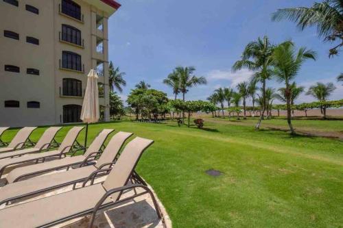 Taman di luar Beach Front Boutique Condominium