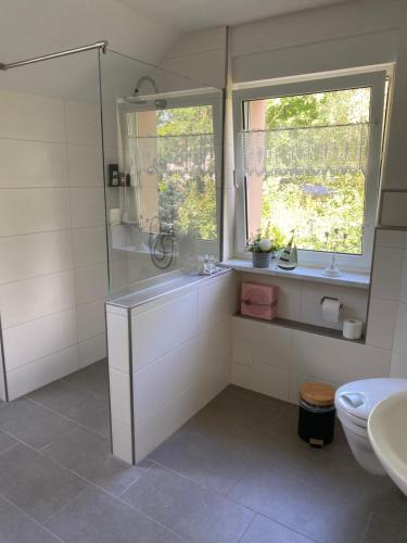 La salle de bains est pourvue d'une douche, d'un lavabo et de toilettes. dans l'établissement Ferienwohnung Müller, à Stendal