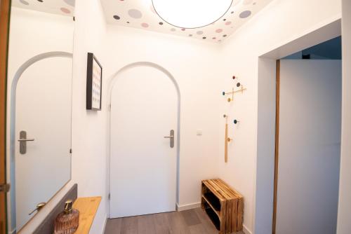 a hallway with white walls and a ceiling with a window at Ferienwohnungen Hopfen und Malz in Fichtelberg