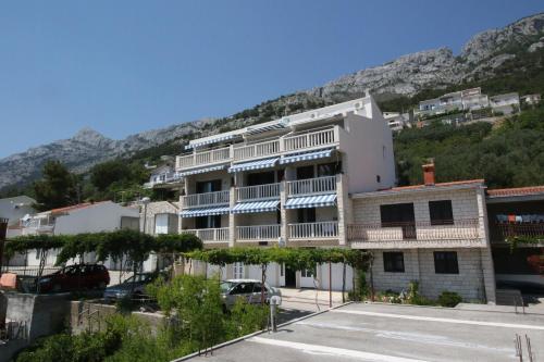 Apartments with parking space Pisak, Omis - 5154