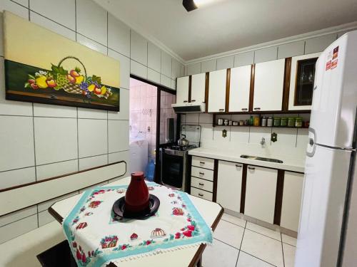 - une cuisine avec une table et un vase dans l'établissement Apartamento Meia Praia - Itapema, à Itapema