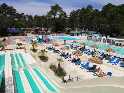 ein Bild eines Pools in einem Resort in der Unterkunft Les Dunes de Contis in Saint-Julien-en-Born