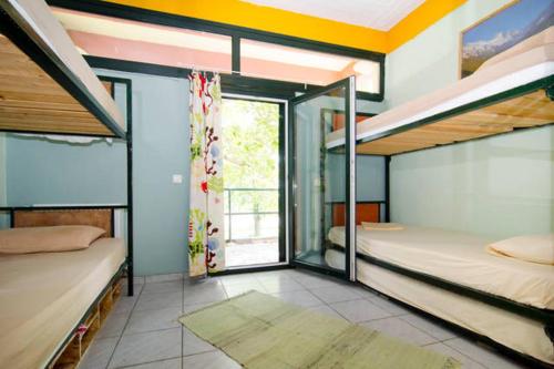 Summit Zero Hostel tesisinde bir odada yatak veya yataklar