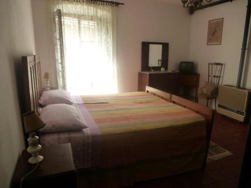 a bedroom with two beds and a window at Appartamento Piagnaro in Pontremoli
