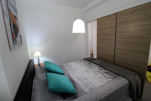 - une chambre avec un lit et des oreillers verts dans l'établissement Loft, à Adeje