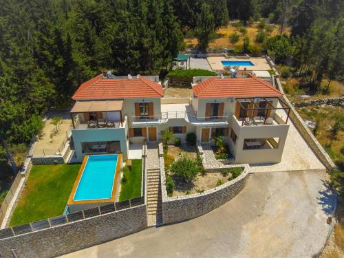 - une vue aérienne sur une maison avec une piscine dans l'établissement Sea View Villa Giorgios Five Bedroom, à Gavalochori