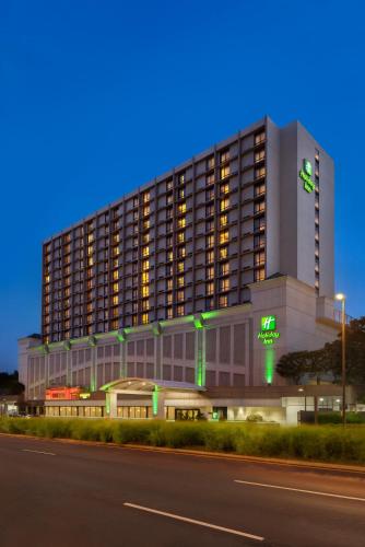a building with a sign on the side of it at Holiday Inn National Airport/Crystal City by IHG in Arlington