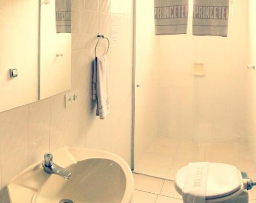 uma casa de banho com um chuveiro, um lavatório e um WC. em Princetel Palace Hotel em Londrina