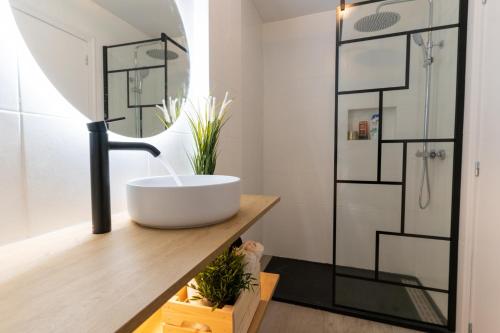 ein Bad mit einem Waschbecken und einem Spiegel in der Unterkunft NUEVO a estrenar. Vistas al mar, terraza, ascensor in Santa Pola