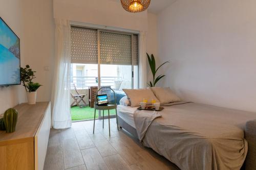 ein Schlafzimmer mit einem Bett und einem Tisch mit Kerzen darauf in der Unterkunft NUEVO a estrenar. Vistas al mar, terraza, ascensor in Santa Pola