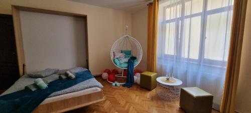 een slaapkamer met een bed en een grote spiegel bij Happy Mood Apartment 5 in Braşov