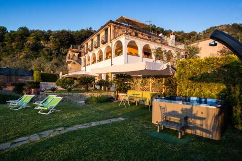 Casa grande con patio con sillas y mesas. en Villa Pane Resort en Sorrento