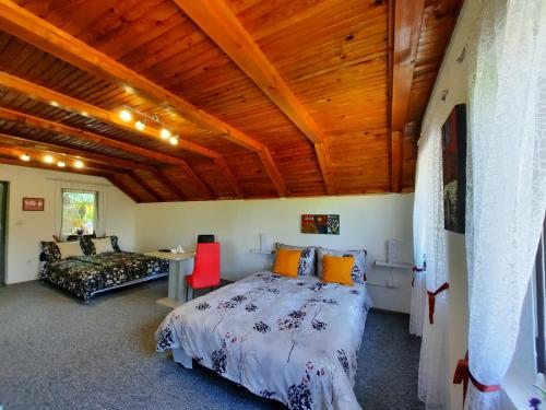 um quarto com uma cama, um sofá e tectos em madeira em Ravne Konak em Visoko