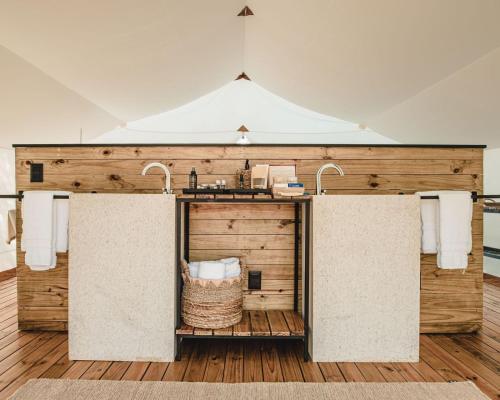 a bathroom with a counter with two sinks at Glamping Cabanas do Vale in Petrópolis
