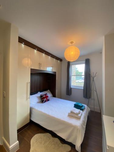 Un dormitorio con una cama grande y una ventana en Notting Hill Next Door Bedroom in the share flat en Londres