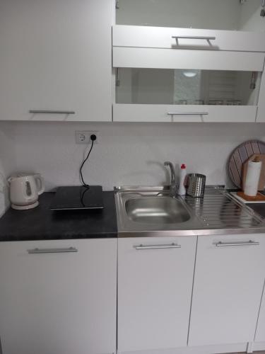 Η κουζίνα ή μικρή κουζίνα στο Iva apartmani