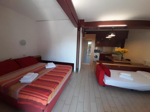 1 dormitorio con 1 cama grande y cocina en Milano 3 Apartment Pal Cigni en Basiglio