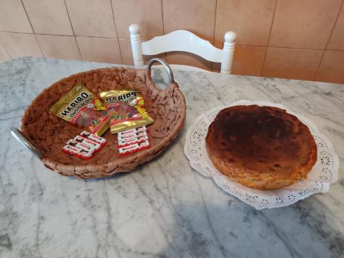 una mesa con un pastel de chocolate y un plato de comida en Villa de Castro, en Villar de los Barrios