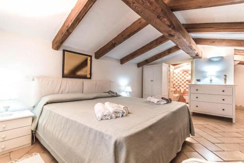 1 dormitorio con 1 cama con 2 almohadas en Sardinia Home, en Palau