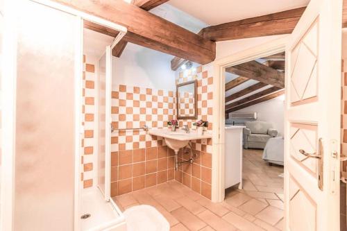 y baño con lavabo, espejo y ducha. en Sardinia Home, en Palau